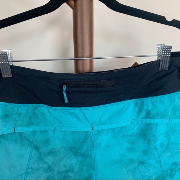 LULULEMON Speed Shorts Surge Spray Dye Teal Blue Size 6 Built-in Brief 4 Way - Picture 7 of 10
